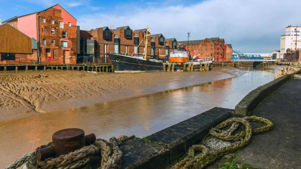 Hull riverside